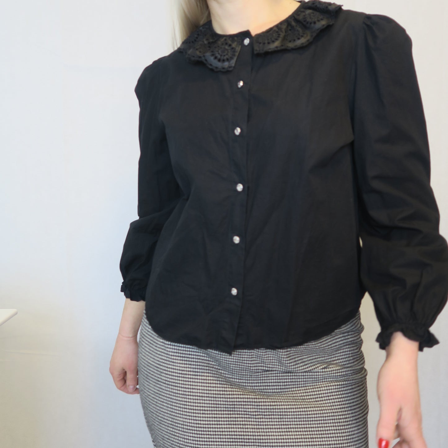 Zara svart blus med skinnkrage (M)