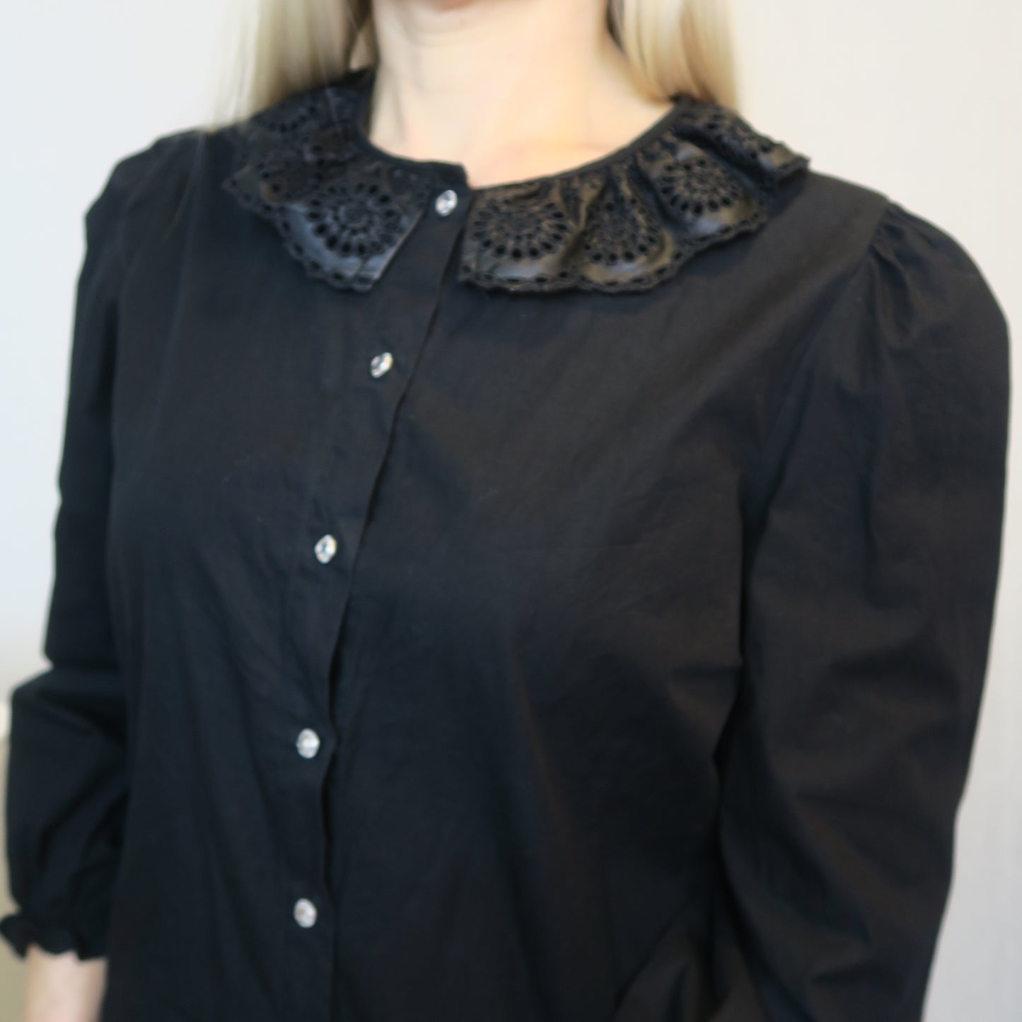 Zara svart blus med skinnkrage (M)