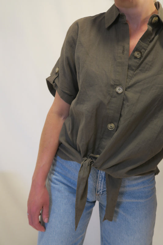 Khakigrönn skjorta med knyt & knappar L