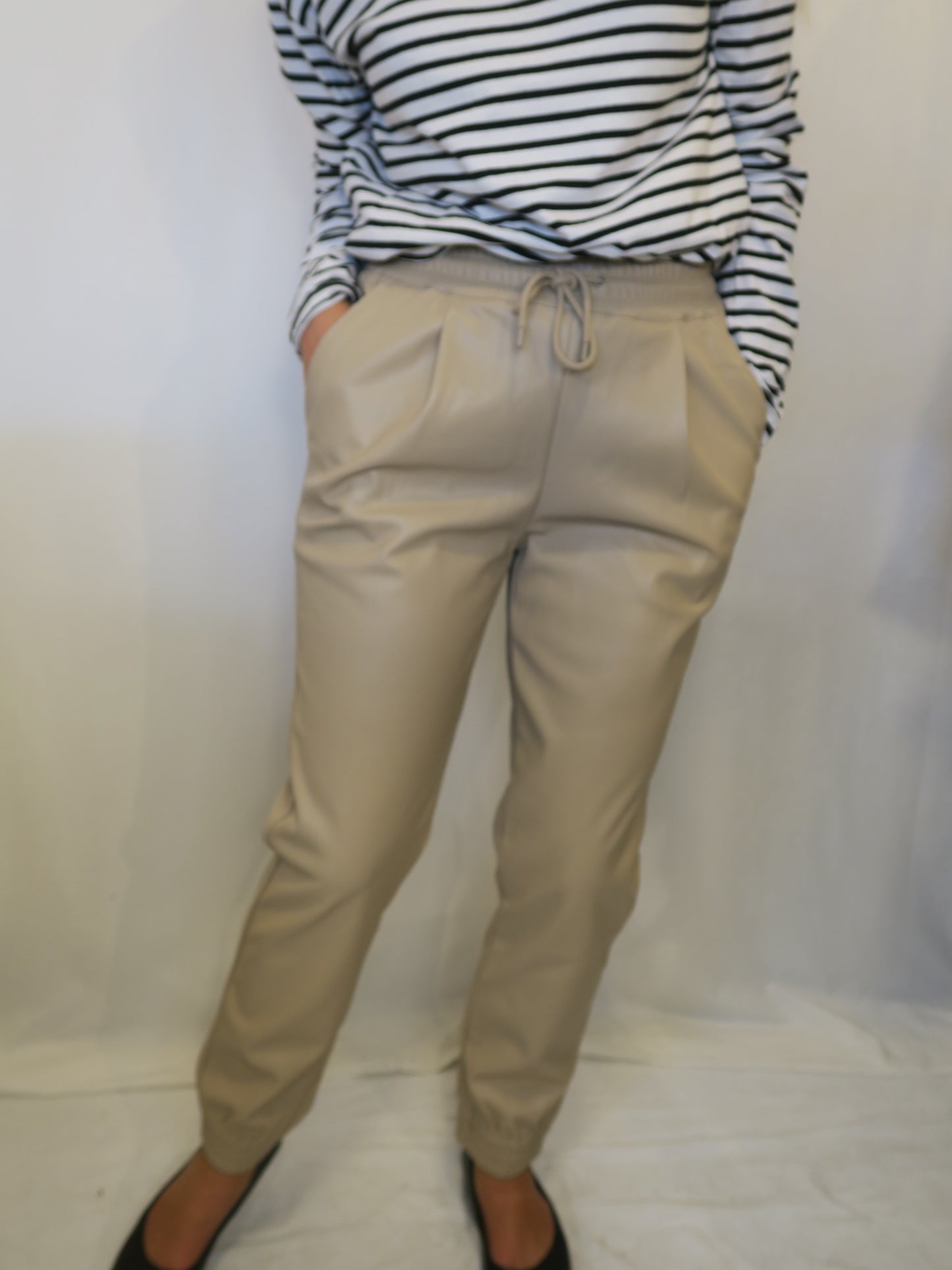 Beige joggingbyxa i PU läder S