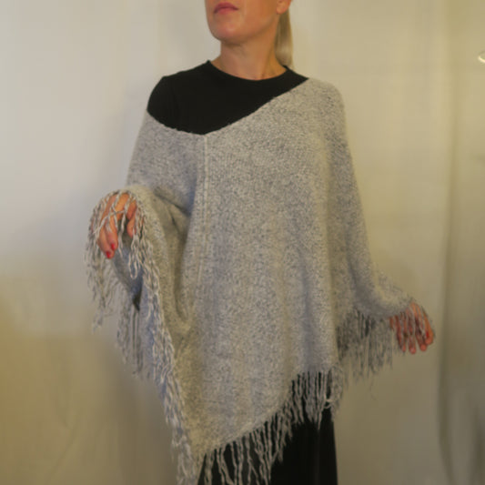 Stickad Poncho med fransar