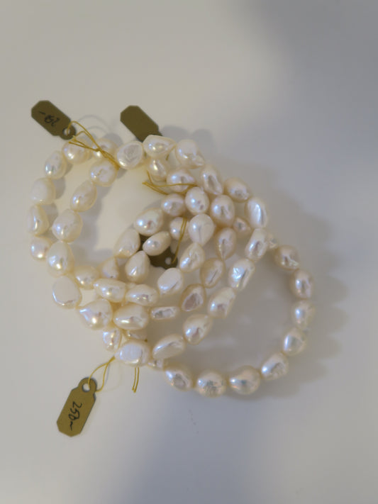 Armband vita ovala pärlor