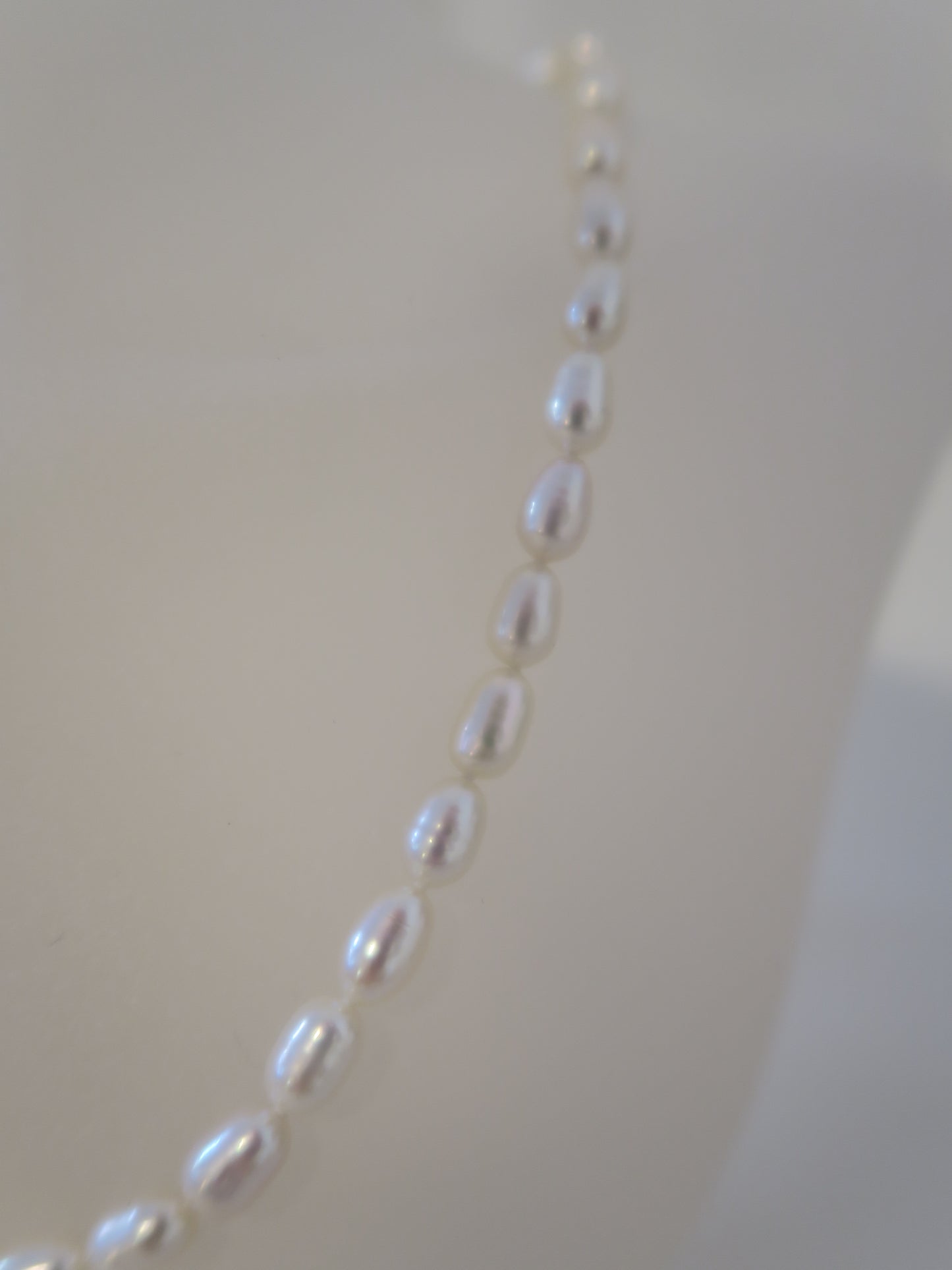 Pärlcollier med ovala vita pärlor